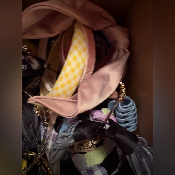 Assorted Hair Accessories Collection Large Box - Picture 4 of 6